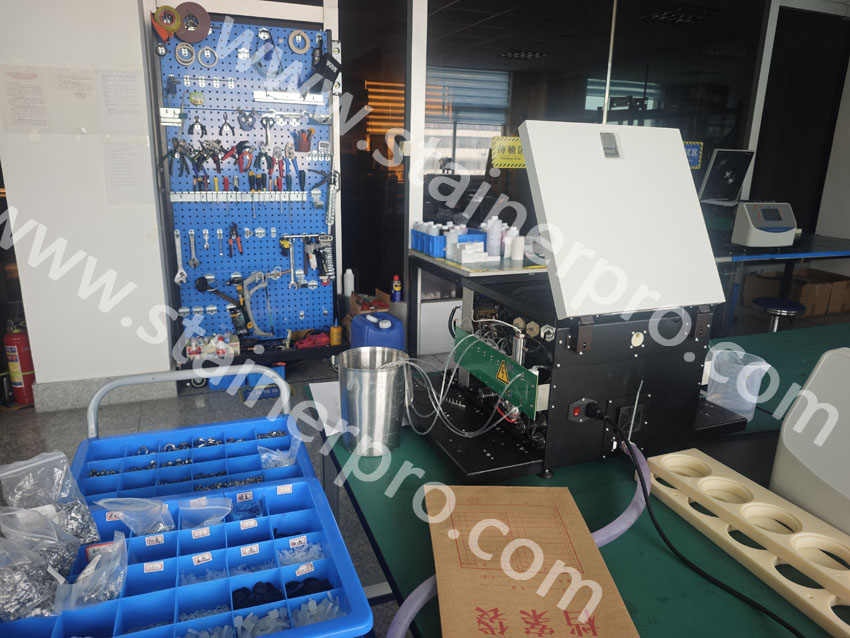 Workstation for assembling automatic slide staining equipment